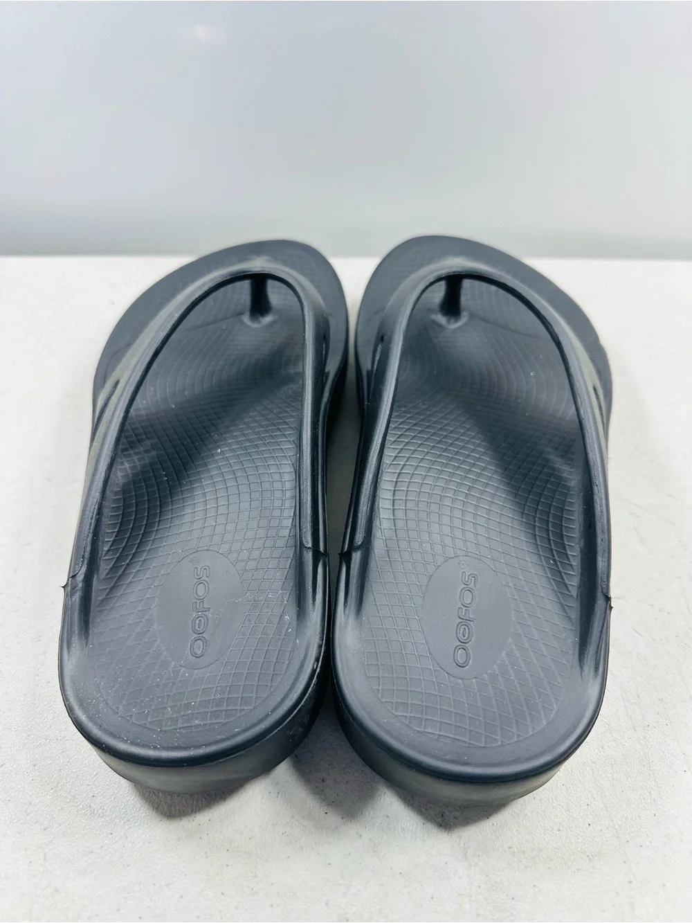 OOFOS OOriginal recovery sandals in black, size M10.W12